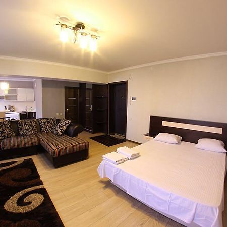 Apartments On Shevchenko 129 Almaty Bagian luar foto