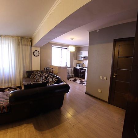 Apartments On Shevchenko 129 Almaty Bagian luar foto