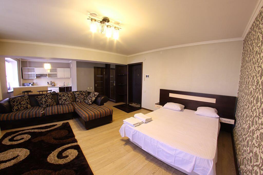 Apartments On Shevchenko 129 Almaty Bagian luar foto